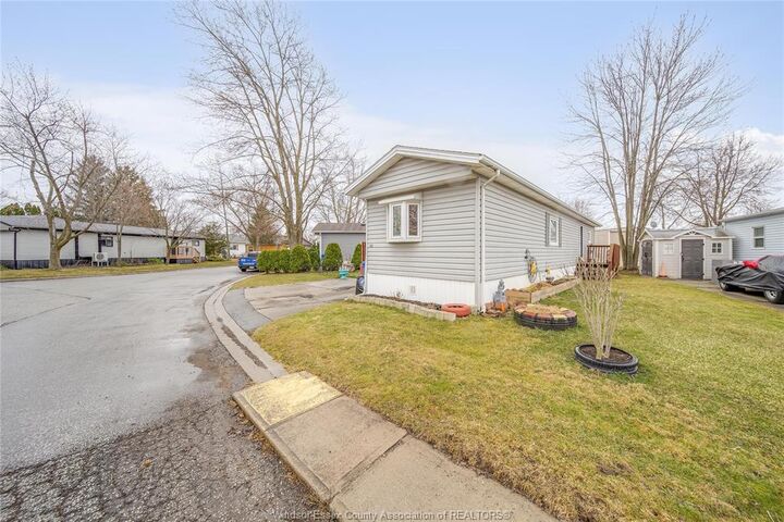 Property Photo: 137 Dana Drive ON N8K 2A3