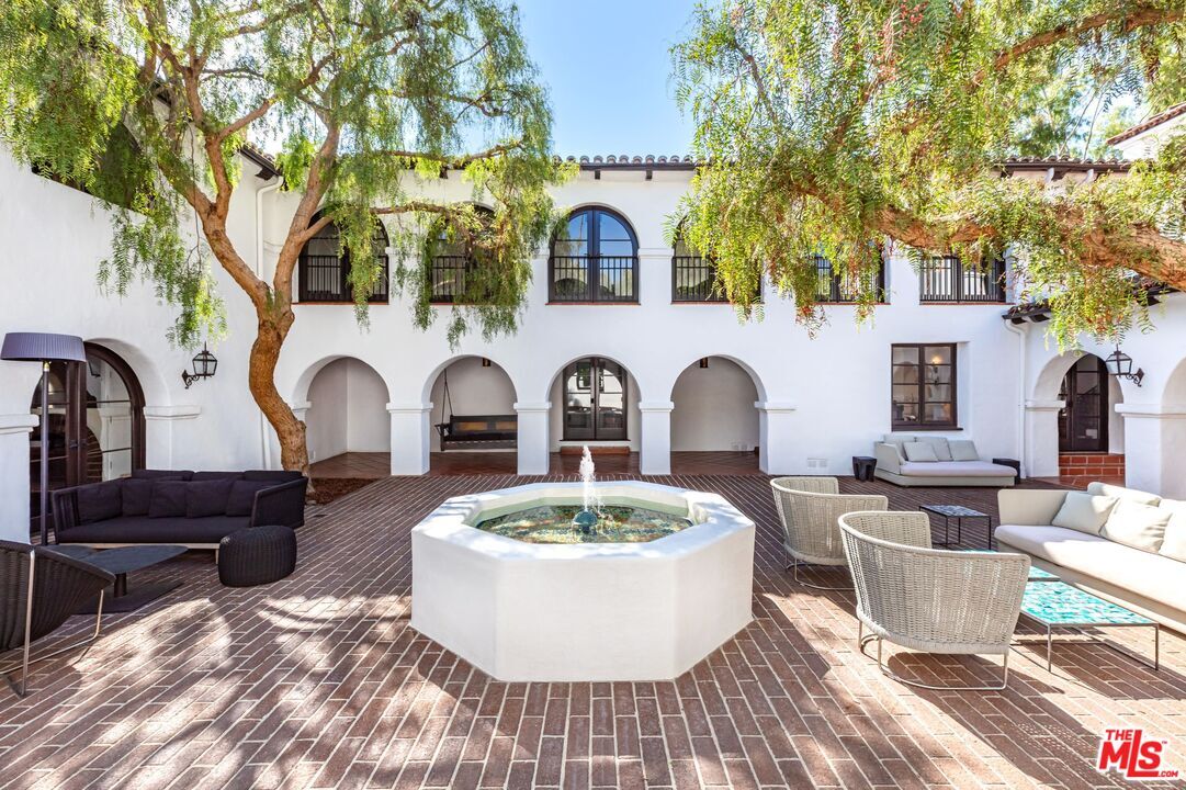 Property Photo: 820 N Roxbury Dr CA 90210