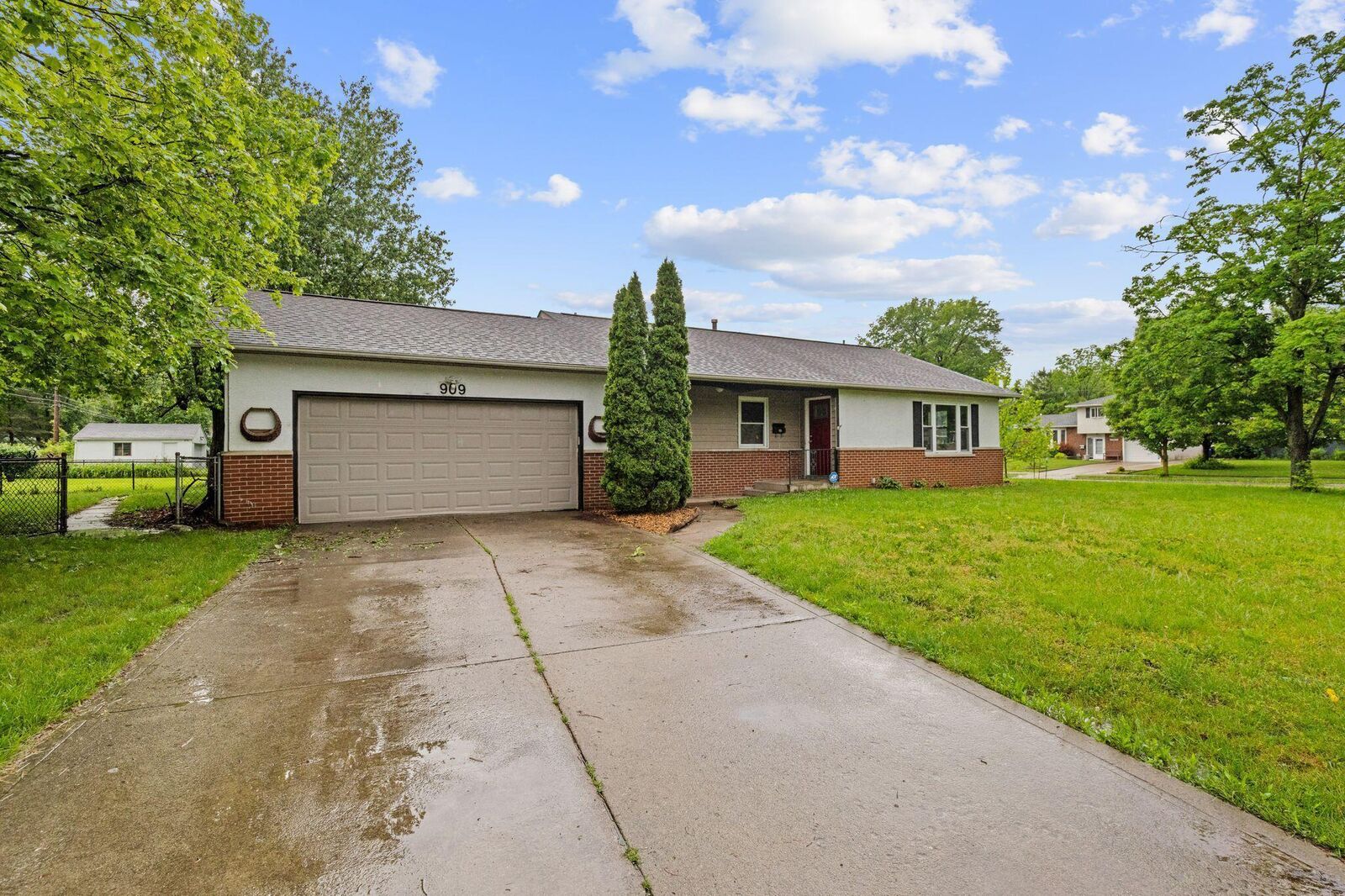 Property Photo:  909 Hillery Road  OH 43229 
