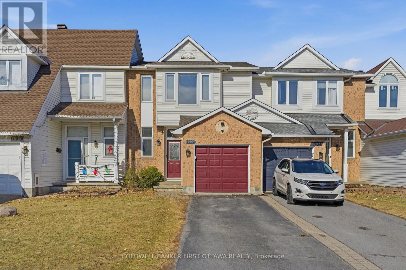 Property Photo:  1902 Hennessy Crescent  ON K4A 3X7 