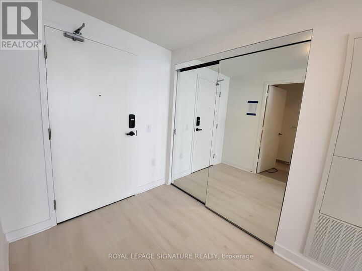 Property Photo: 3900 Confederation Parkway 4711 ON L5B 0M3