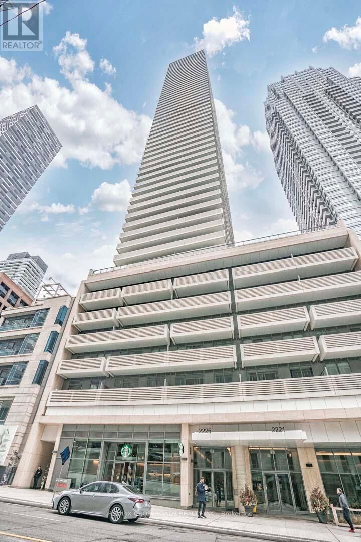 Property Photo:  2221 Yonge Street 1404  ON M4S 0B4 