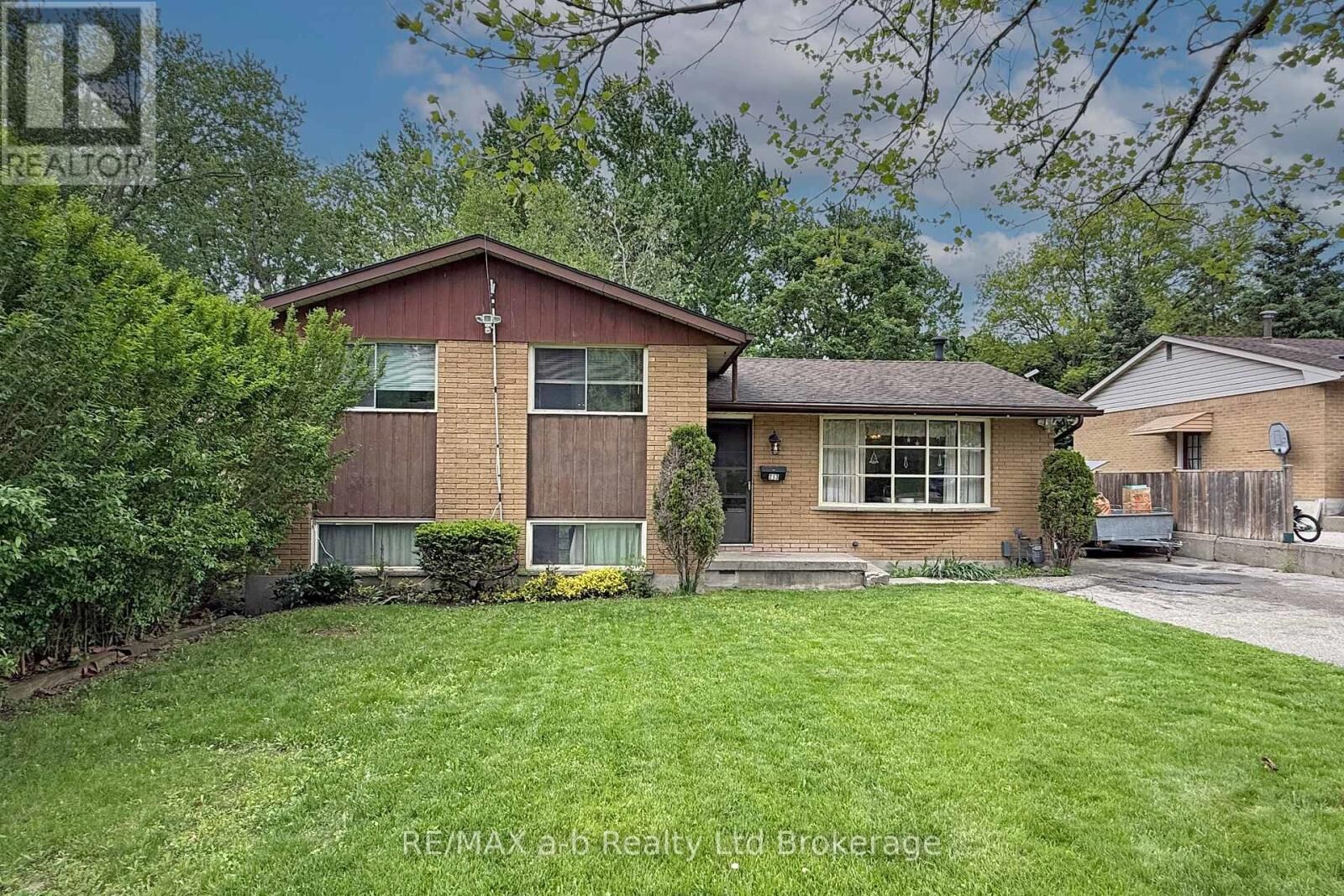 Property Photo:  213 Belgrave Street  ON N4S 7K1 