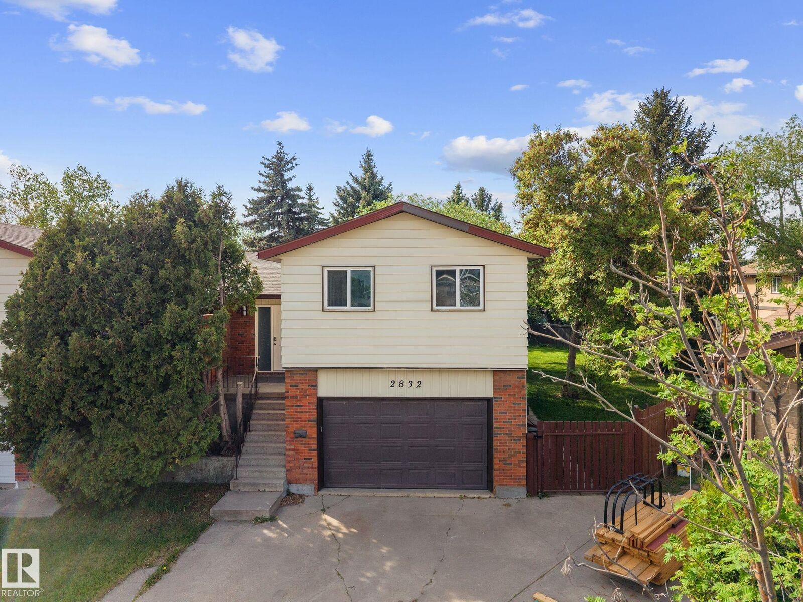 Property Photo:  2832 135 Avenue NW  AB T5A 3S4 
