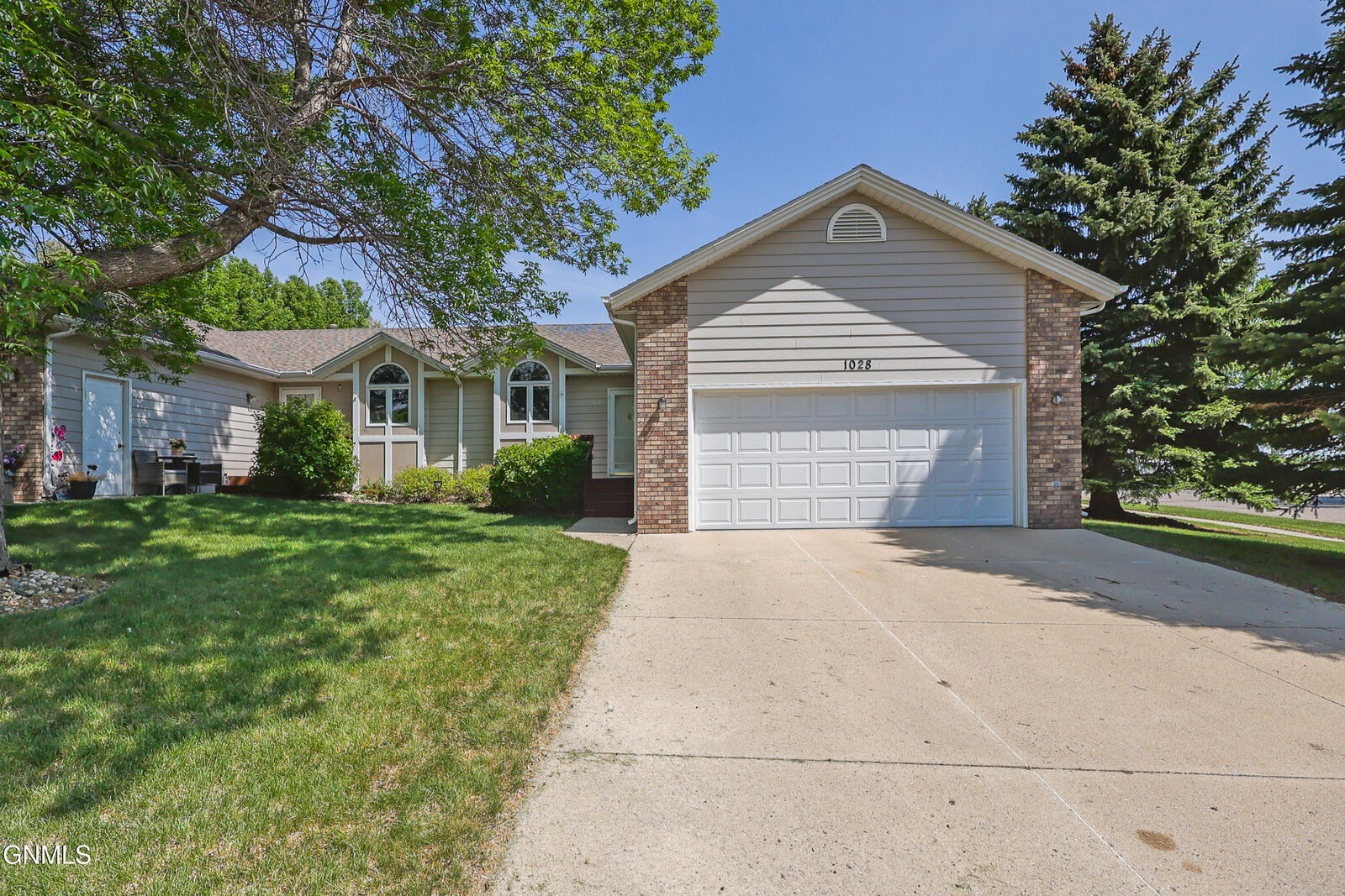 Property Photo:  1028 Mouton Avenue  ND 58503 