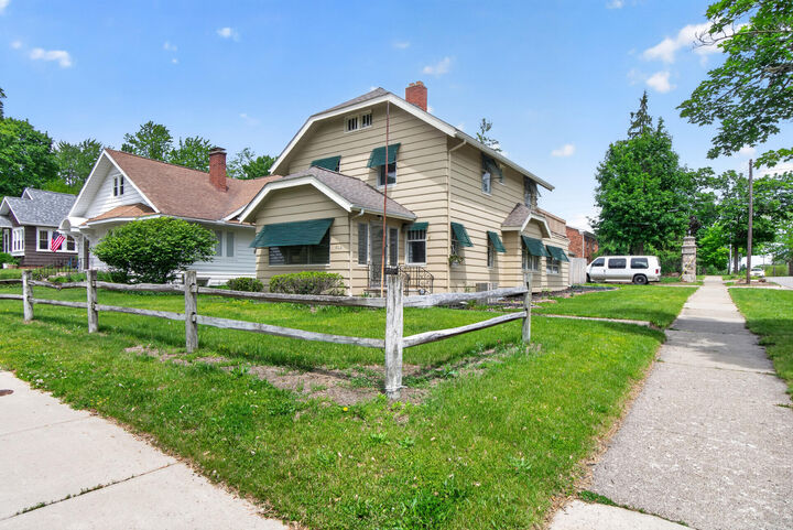 Property Photo: 802 Oakridge Drive MI 49203