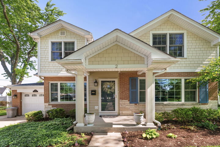 Property Photo:  2 Algonquin Road  IL 60514 