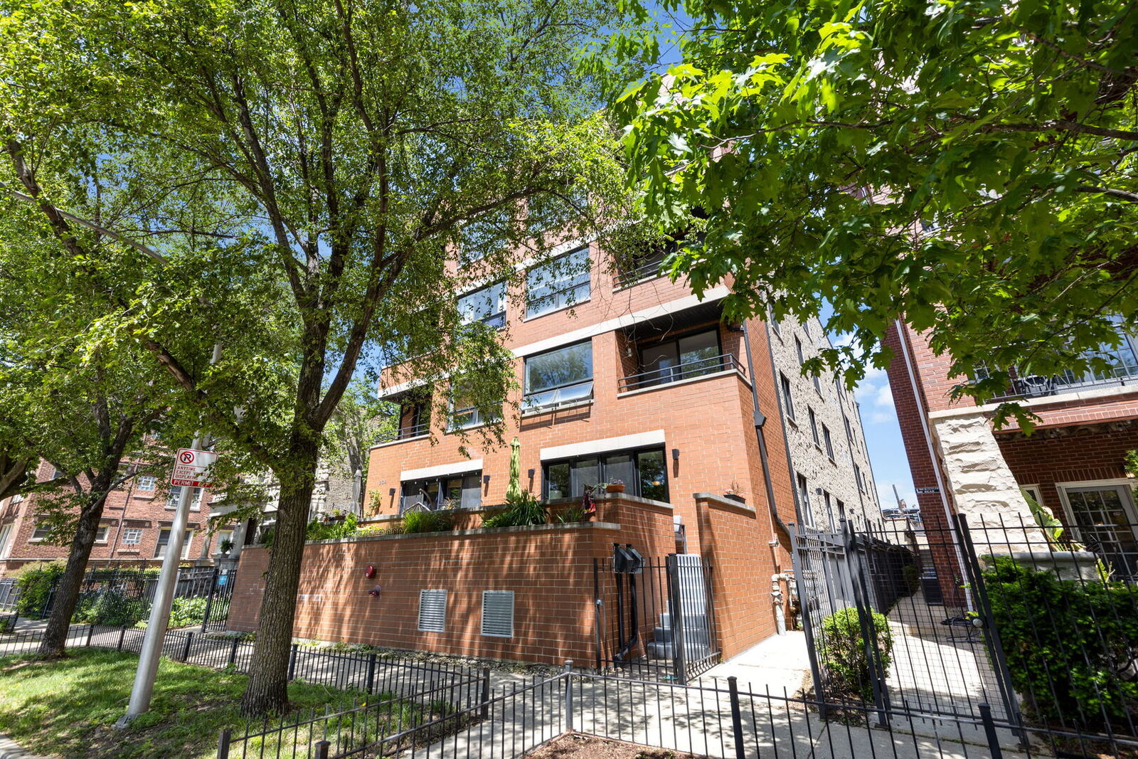 Property Photo:  934 W Cuyler Avenue 4B  IL 60613 