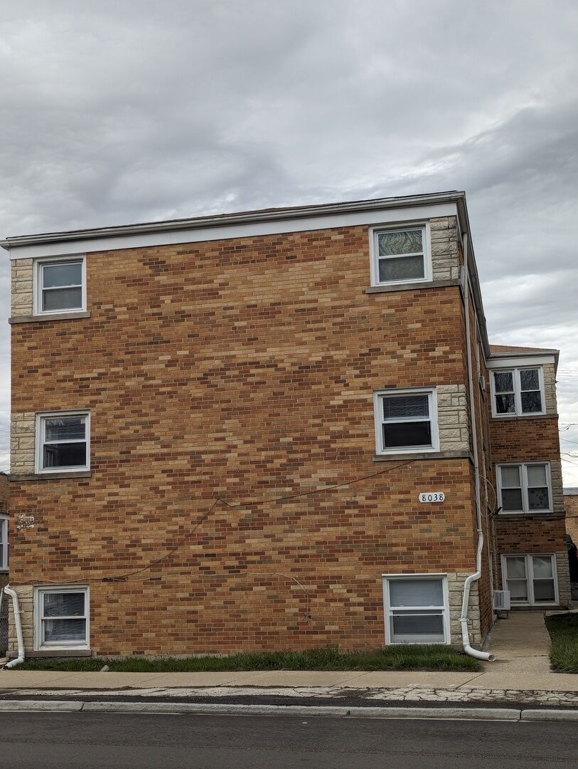 Property Photo:  