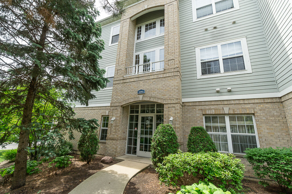 Property Photo:  1291 W Lake Street 103  IL 60101 