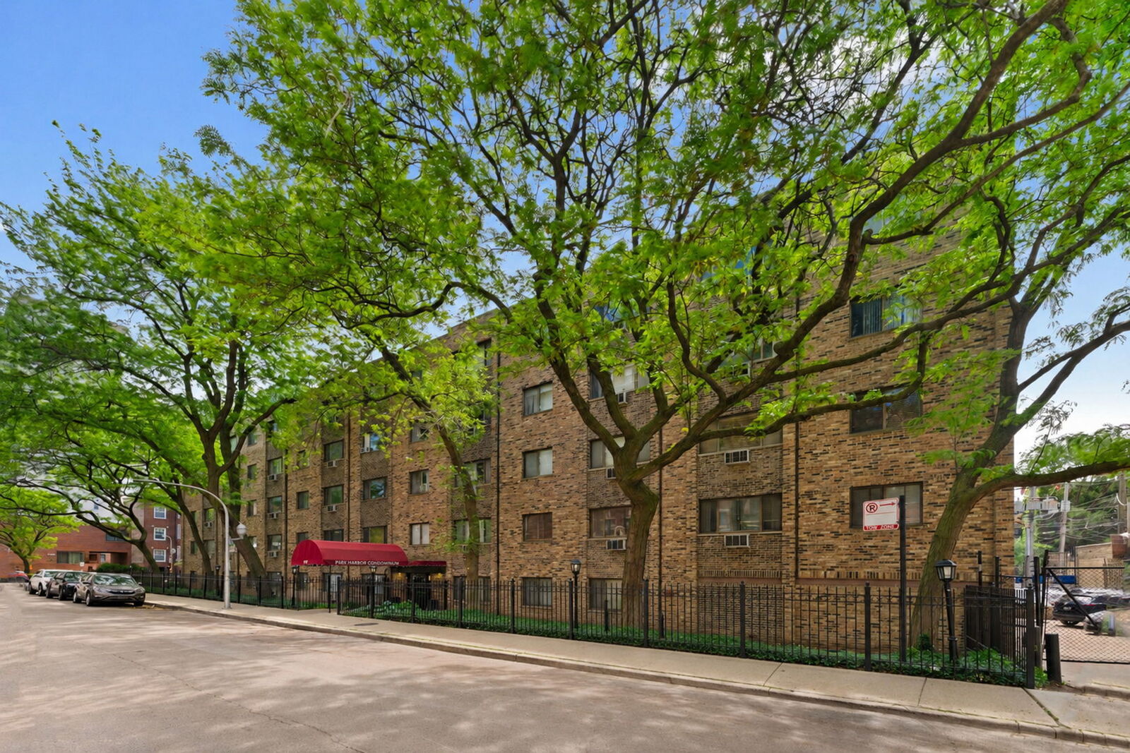 Property Photo:  611 W Patterson Avenue 420  IL 60613 