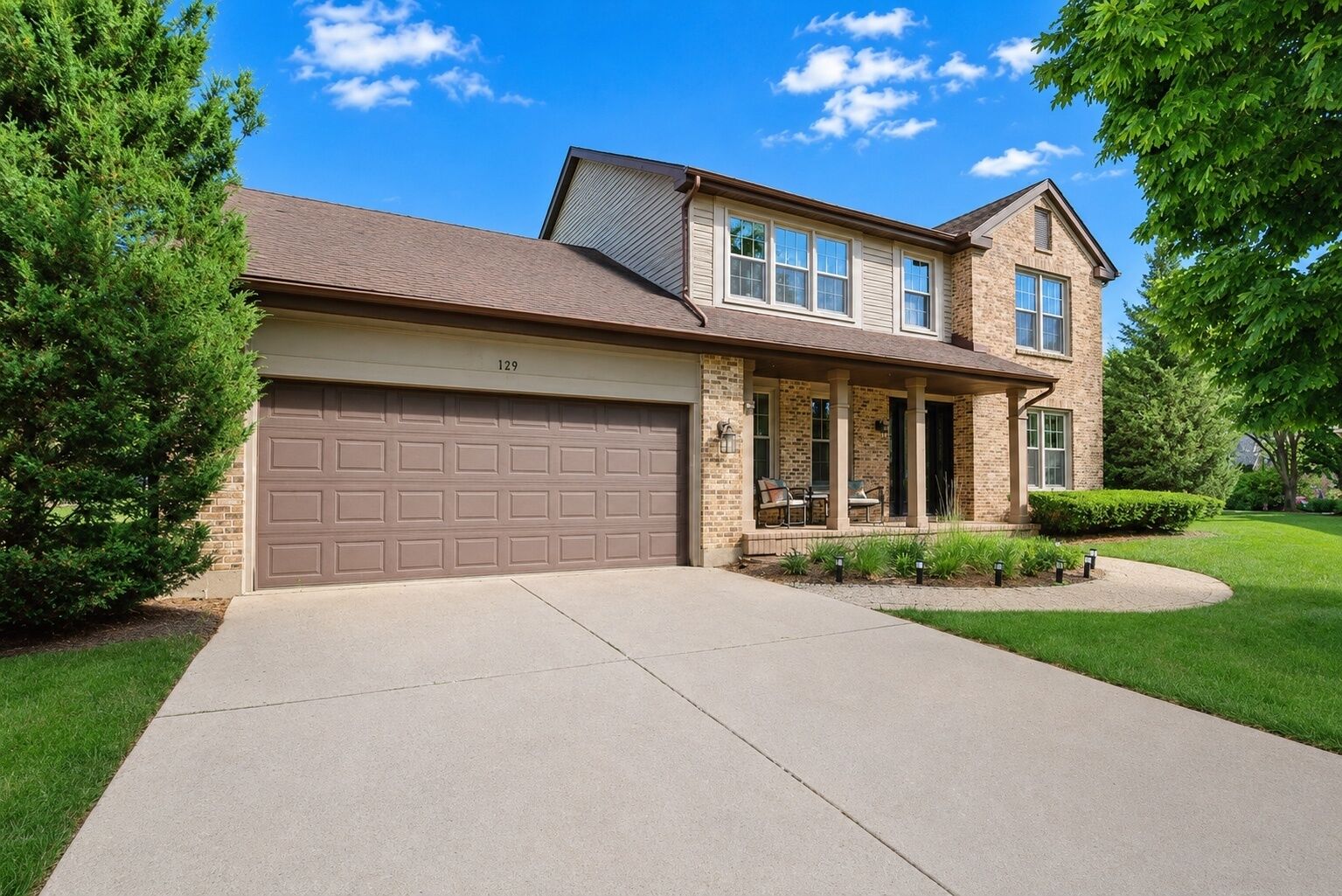 Property Photo:  129 N Windsor Circle  IL 60108 