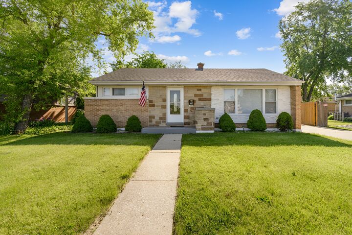 Property Photo:  407 N West Avenue  IL 60126 