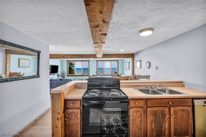 Property Photo: 15 Lake Hurst Drive OH 44004