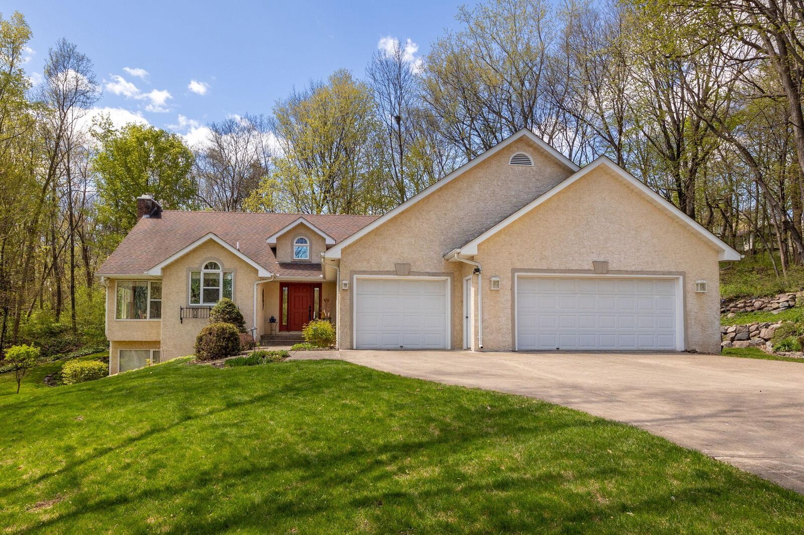 Property Photo: 1360 Parkview Drive MN 55318