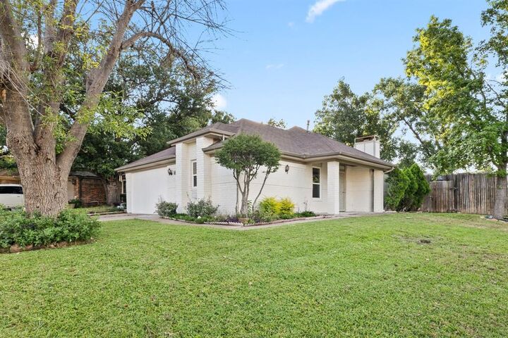 Property Photo:  2403 Beverly Hills Lane  TX 75150 