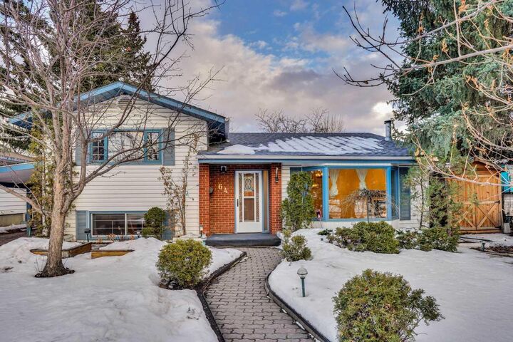 Property Photo:  64 Hartford Road NW  AB T2K 2A5 