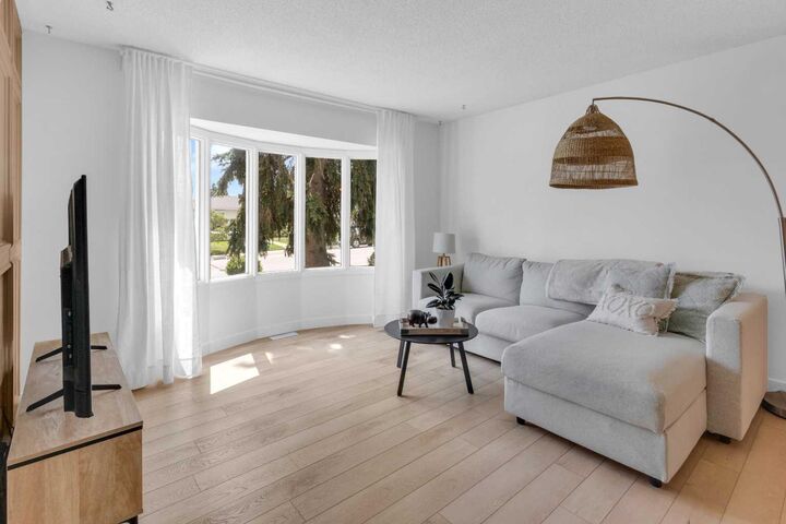 Property Photo: 77 Hogarth Crescent SW AB T2V 3A8