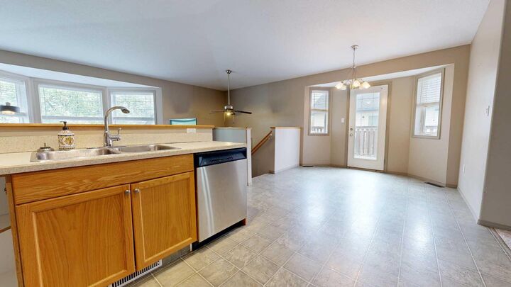 Photo de la propriété: 6322 88A Street AB T8W 2V3