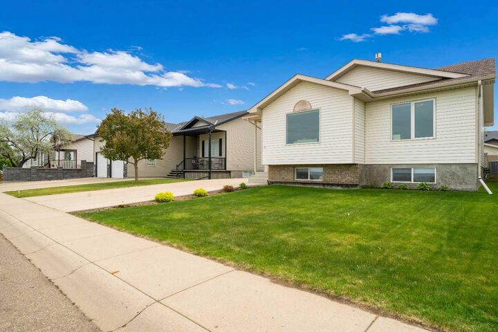 Property Photo: 91 Hunt Crescent NE AB T1C 1Y4