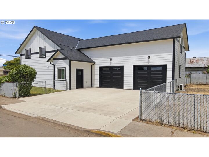 Property Photo:  413 S Trade St  OR 97101 
