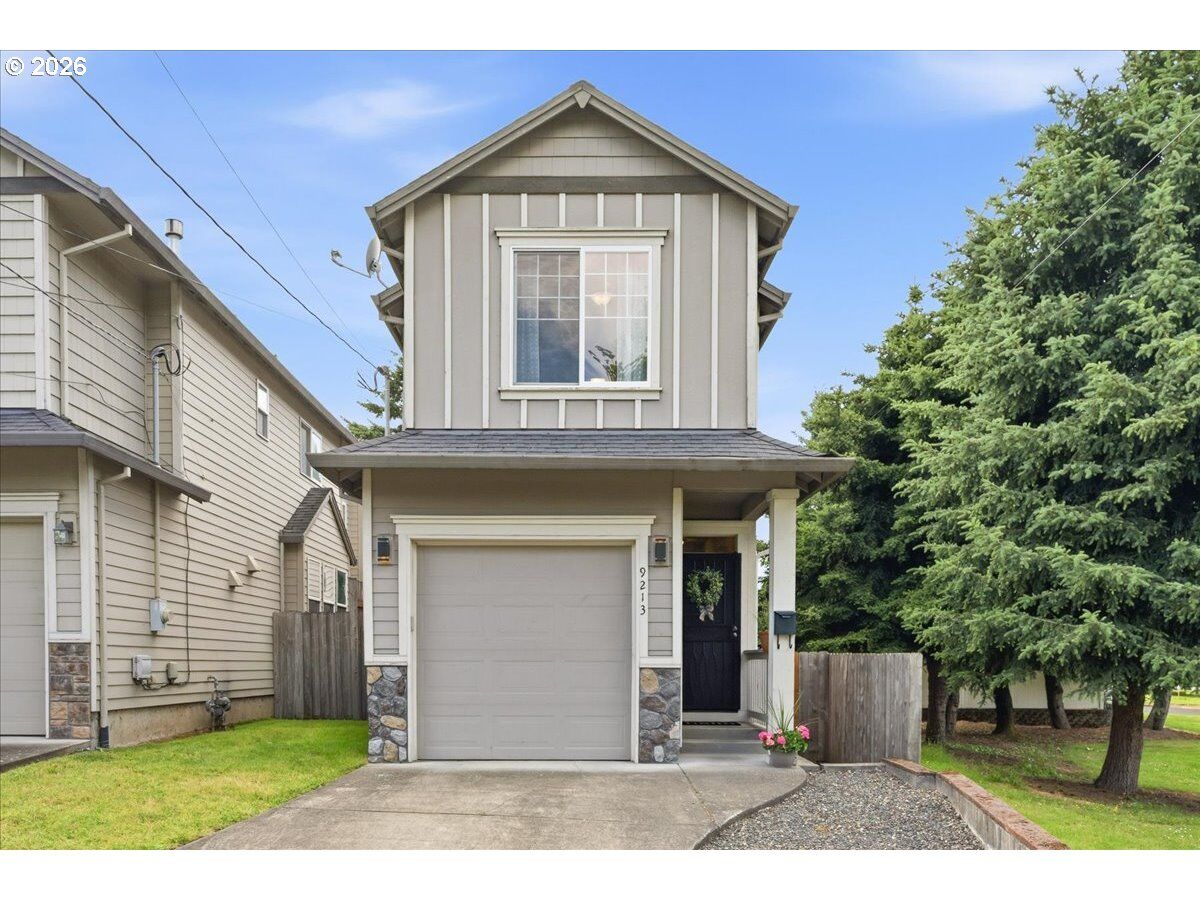 Property Photo: 9213 N Endicott Ave OR 97217