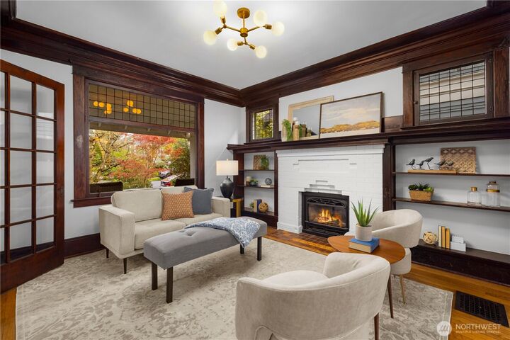 Property Photo:  2529  Queen Anne Avenue N  WA 98109 