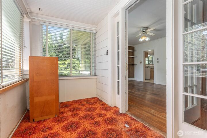 Property Photo:  1610 E Maplewood Avenue  WA 98225 