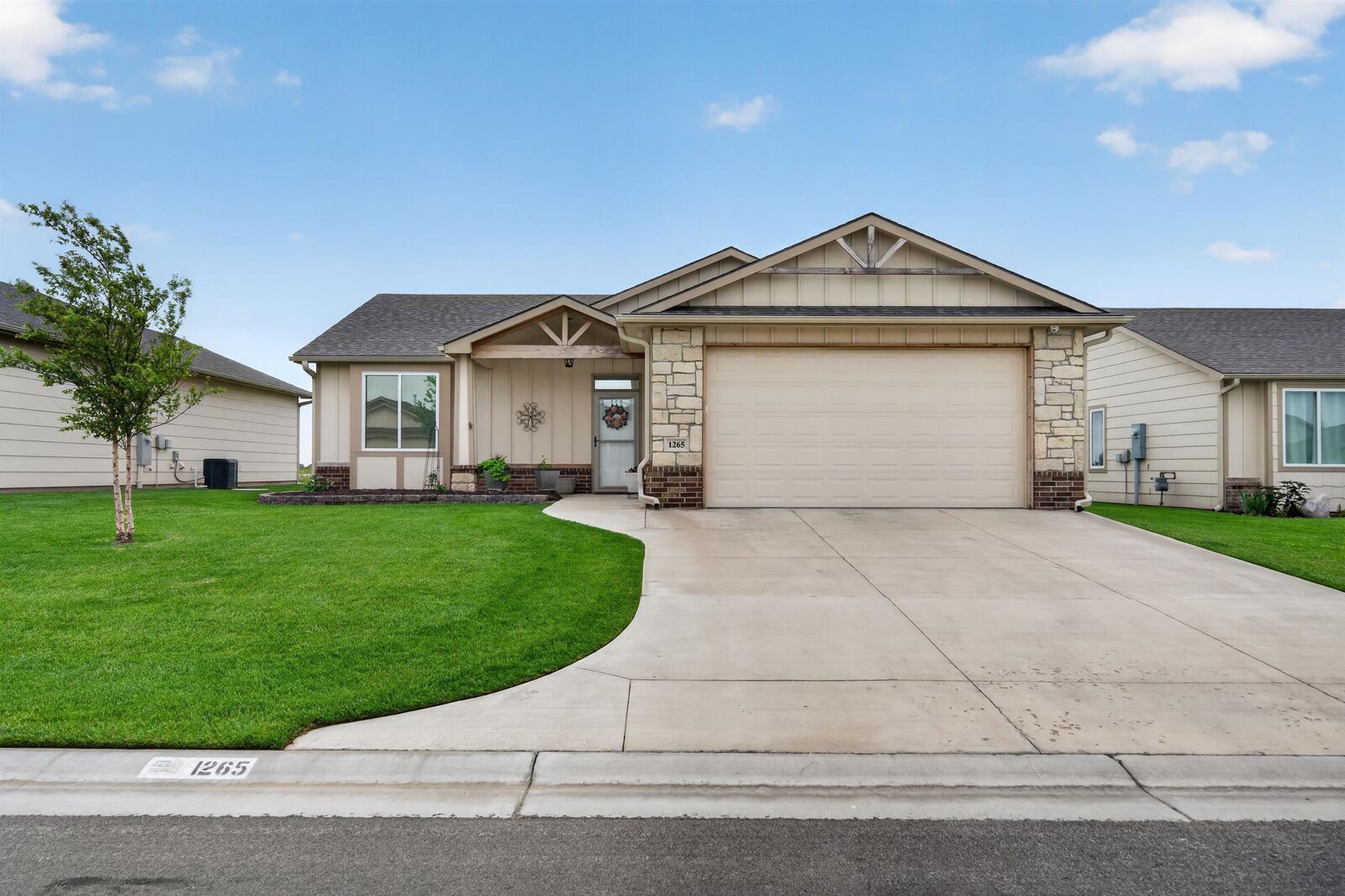 Property Photo:  1265 E Park Glen  KS 67026 