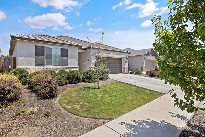 Property Photo:  3518 E Laura Court  CA 93292 