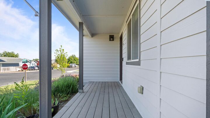 Property Photo:  1542 12th St  WA 99320 