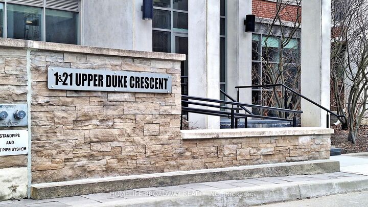 Property Photo: 1 Upper Duke Crescent 806 ON L6G 0B6
