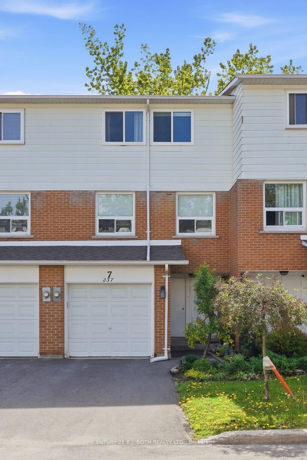 Property Photo: 237 Steel Street 7 ON L4M 2H1