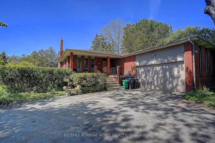 Property Photo: 42 Cumberland Drive ON L5G 3M8