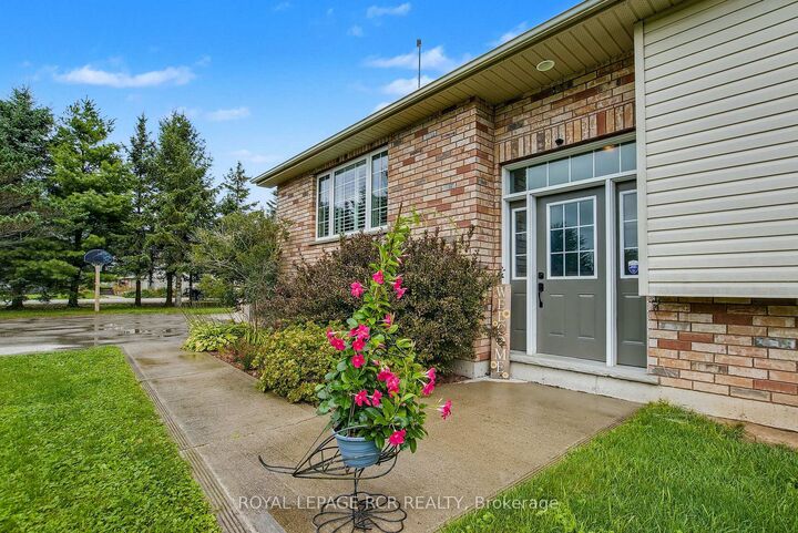 Property Photo: 17 Deaken Drive ON L9W 0Z8
