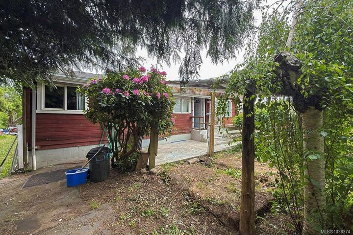 Property Photo: 1621 Redwood St BC V9W 3K7