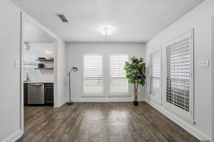 Property Photo:  1462 W Fairview Dr  LA 70816 