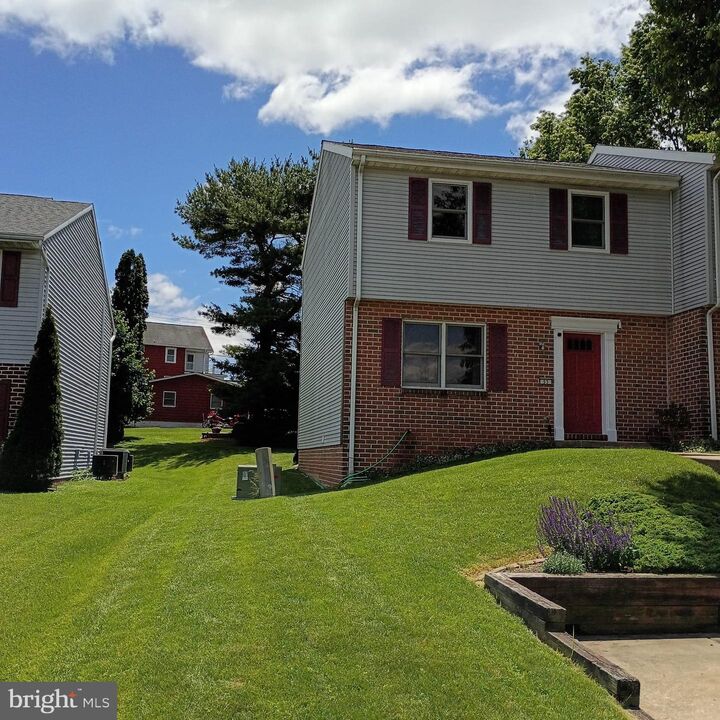 Property Photo:  53 Oriole Drive  PA 17522 