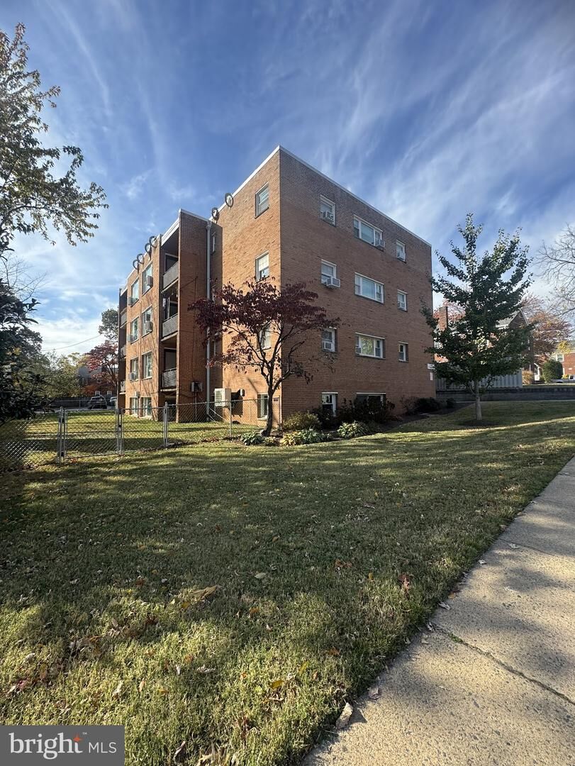 Property Photo: 500 S Courthouse Road 2 VA 22204