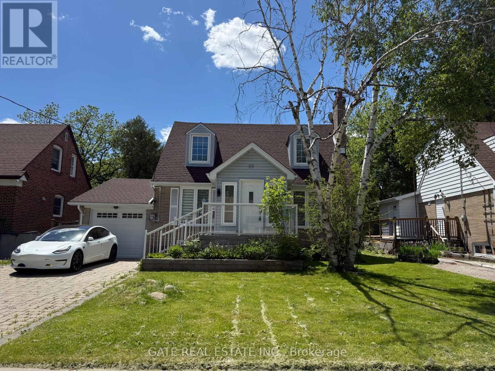 Property Photo:  88 Lawrence Avenue  ON L4C 1Z3 