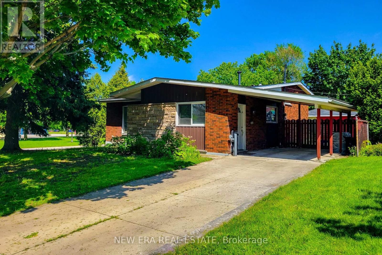 Property Photo:  1 Vera Court  ON L8K 4G7 