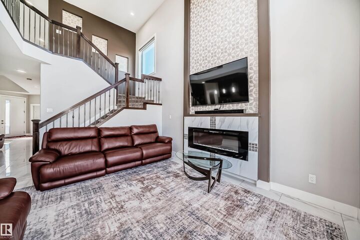 Property Photo:  2464 15 Avenue NW  AB T6T 2L3 
