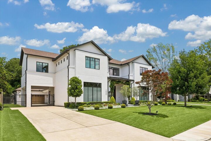 Property Photo:  5650 Chevy Chase Drive  TX 77056 