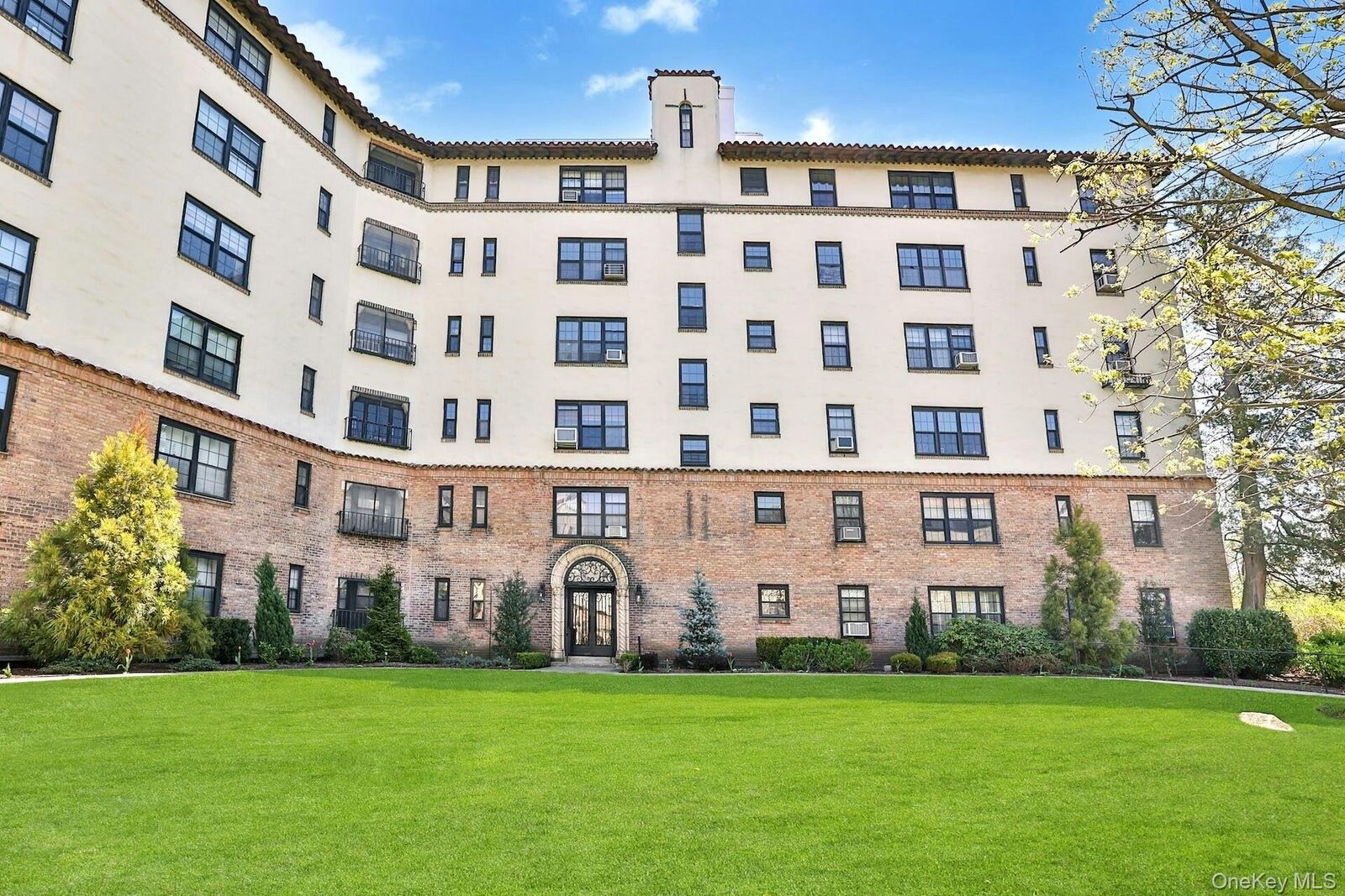 Property Photo: 1273 North Avenue Ent 7 5gh NY 10804
