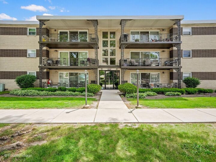 Property Photo:  925 8th Avenue 4  IL 60525 
