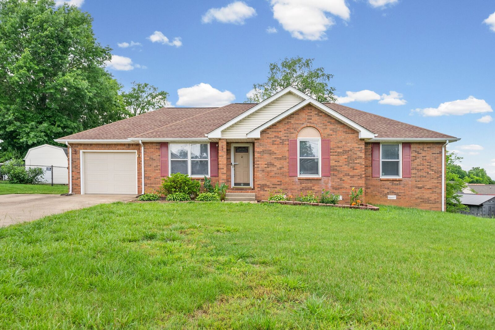 Property Photo: 438 Kelsey Dr TN 37042