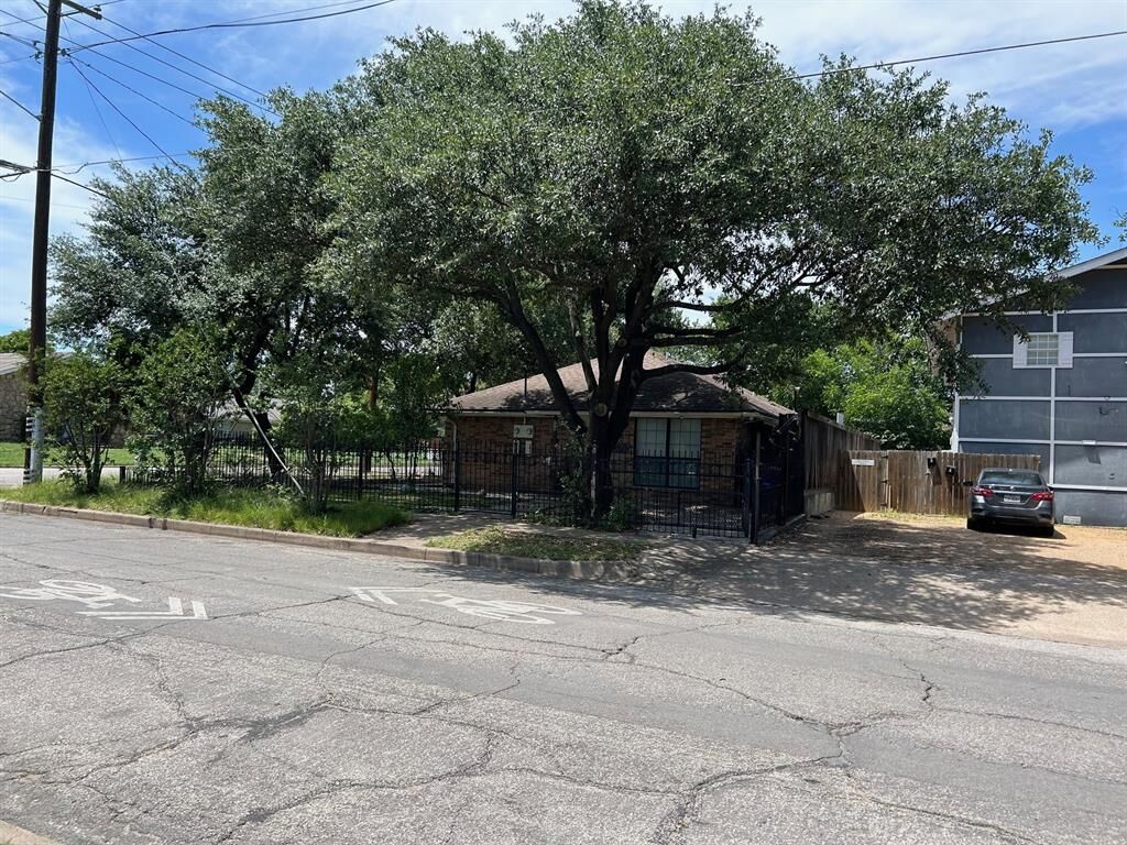 Property Photo: 739-741 W 10th Street TX 75208