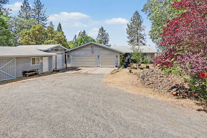Property Photo: 758 Summit Loop OR 97527