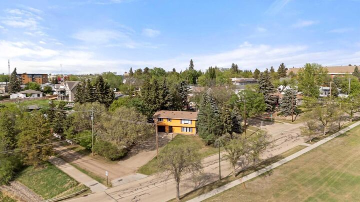 Photo de la propriété:  4702 51 Street  AB T4V 1R8 