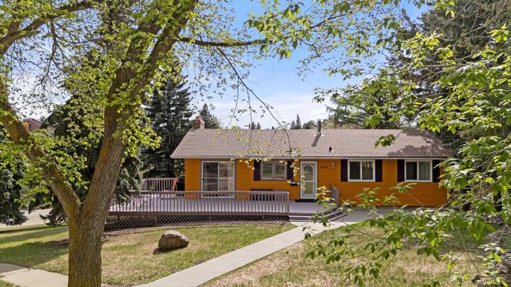 Property Photo:  4702 51 Street  AB T4V 1R8 